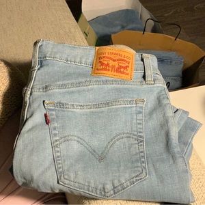 Levi’s Boyfriend Cropped Jeans